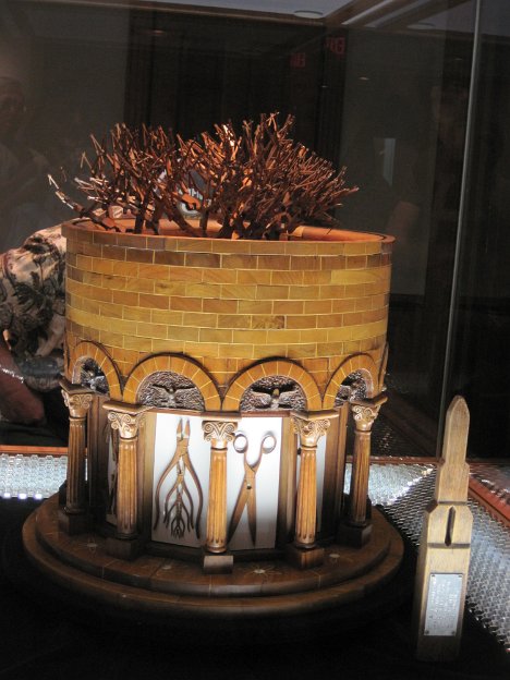 017-tree of 511 working pliers carved from 1 block of wood.jpg